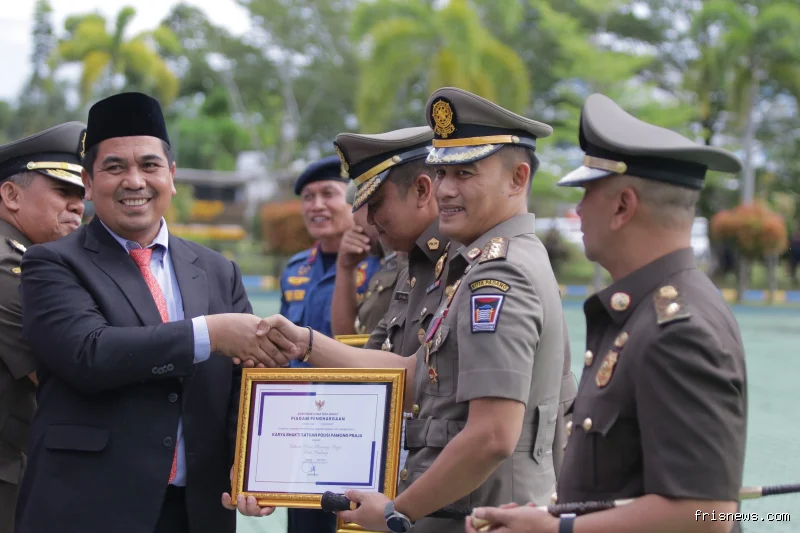 Satpol PP Padang terima penghargaan karya bakti 2026 