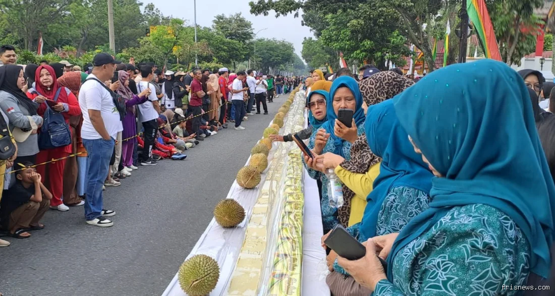 Kue talam durian sepanjang 1 km dinikmati gratis pengunjung car free day 