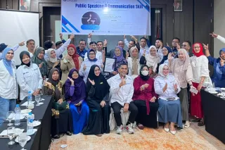 Advokat boleh jago bela klien dengan pasal-pasal, tetapi juga harus jago bicara di depan publik!